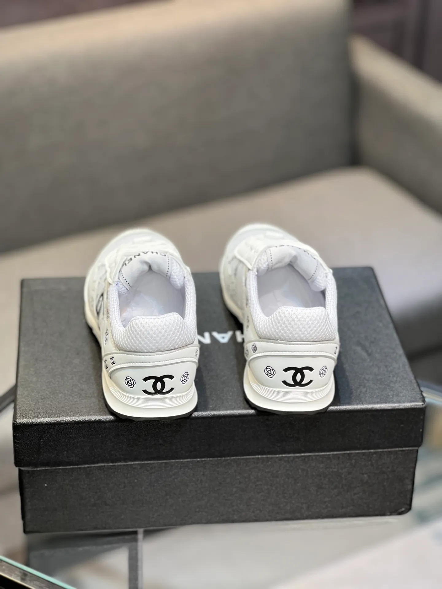 Men's men's shoes 💰640 Exclusive real shot (top version) CHANEL Chanel 2025ss color matching thick-soled casual sports shoes and sneakers. The counter is synchronized. The counter is very popular. A shoe that is very difficult to buy. The most popular thick-soled panda shoes on the Internet. It can be imagined that Xiaoxiang control can't miss it. It has both good looks and comfort. Simple and versatile white shoes. The thick sole increases the height and is super versatile. Close your eyes and wear it. Whoever wears it will look better. Upper: calfskin Lining: imported sheepskin lining Outsole: TPU original outsole Size: 35-44 (customized for women 41 and 40, and 45 for men)